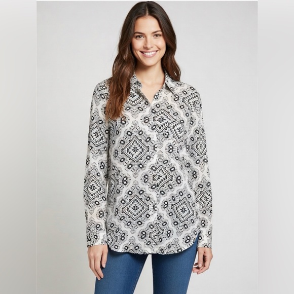 Old Navy Tops - 🖤Old Navy Shirt🖤